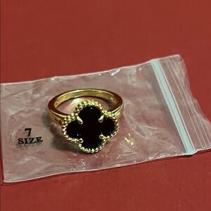 Elegant Gold and Black Clover Ring